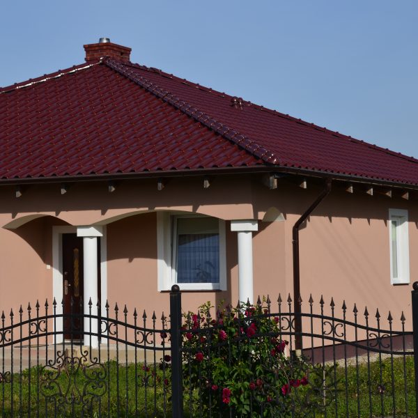 Realizacja z dachówką Röben Plus Trentino, nadającą budynkowi wyrazisty charakter.